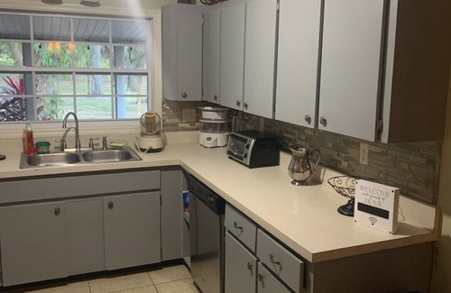 Zephyrhills West House | 10 % DISCOUNT Cheerful home on 3.5 acres with plenty parking/long term rental