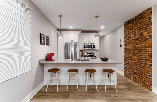 Livingston Park Apartment | 10) Entire Home/Private Parking/Fenced Yard