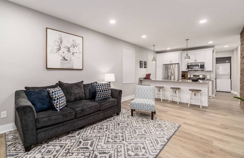 Livingston Park Apartment | 10) Entire Home/Private Parking/Fenced Yard