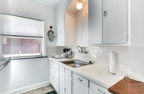 Beverly Hills Apartment | 10 Mi to Downtown St Louis Convenient Apartment!