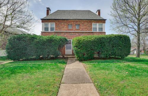 Beverly Hills Apartment | 10 Mi to Downtown St Louis Convenient Apartment!