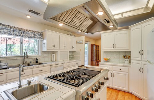 Happy Valley House | 10 Mi to Redding: Serene Escape w/Spacious Yard!