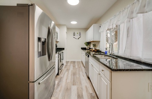 Grand Prairie House | 10 Mi to Six Flags: Pet- & Family-Friendly Retreat