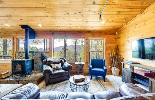 Balsam House | 10 Mi to Waynesville Cabin with Hot Tub and Mtn Views