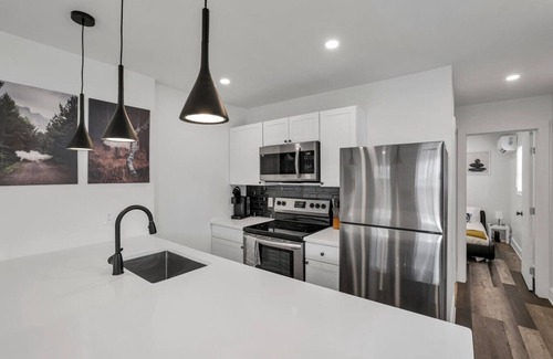 Near East Columbus House | 10 Min to Airport | Modern | Workspace | Unit D