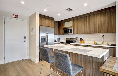 Parkside Apartment | 10 Min to Beach ~ King Bed ~ Smart TV