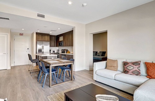 Parkside Apartment | 10 Min to Beach ~ King Bed ~ Smart TV