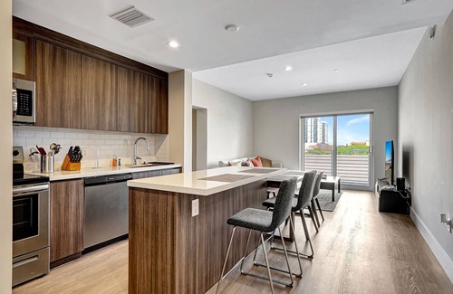 Parkside Apartment | 10 Min to Beach ~ King Bed ~ Smart TV