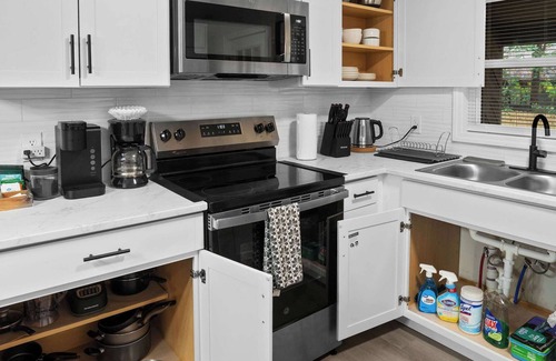 Southwest Raleigh House | 10 Min to Downtown | Desk | Fenced Yard | Wi-Fi