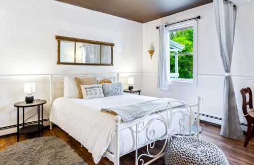 Bridgewater Hotel | 10 min to Mountains Queen Bed Woodstock Suite