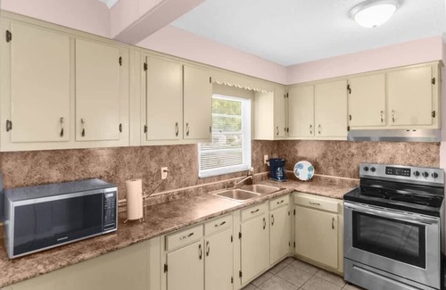 Shannon House | 10 Mins to Legion Field Stadium- Blushing Bungalow
