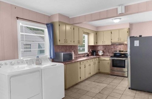 Shannon House | 10 Mins to Legion Field Stadium- Blushing Bungalow