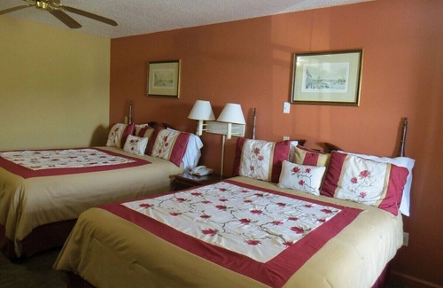 Caseyville Hotel | 10 minutes from downtown St. LouisnConvenient location off I-64