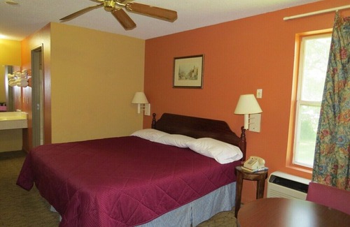 Caseyville Hotel | 10 minutes from downtown St. LouisnConvenient location off I-64
