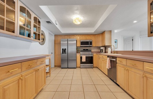 Greater Pinellas Point House | 10 minutes to beach & downtown, hot tub, quiet neighborhood!