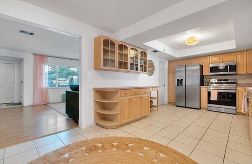 Greater Pinellas Point House | 10 minutes to beach & downtown, hot tub, quiet neighborhood!