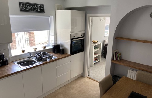 Hythe Apartment | 10 minutes to the euro tunnel. Lovely 1 bedroom annexe, sleeps 4, pet friendly