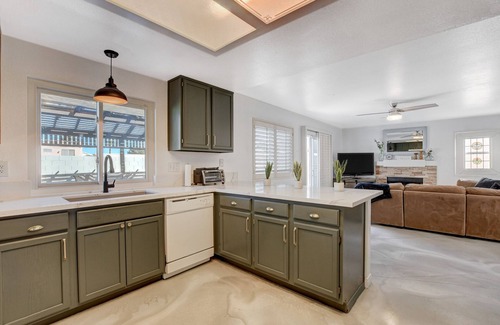 Green Valley House | 10 minutes to the Strip! Close to Airport with Pool Table