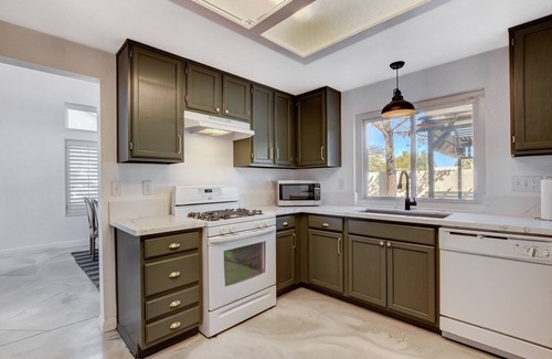 Green Valley House | 10 minutes to the Strip! Close to Airport with Pool Table