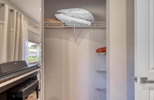 Lake Sarasota House | 10 sleeps 3bd 2bth house Hot tub free parking