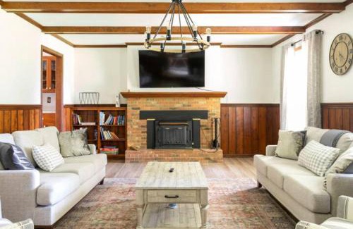 Logan House | 100 Acre Red Brick Ranch Hocking Hills Cabin Hot Tub 12