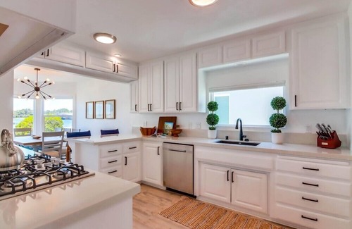 Mission Beach Villa | 100' of Water Front * 3 Houses * 7 Parking * AC