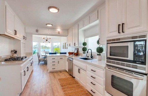 Mission Beach Villa | 100' of Water Front * 3 Houses * 7 Parking * AC