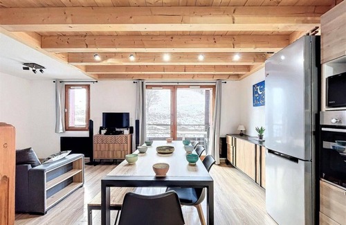 Villarembert Apartment | 100m from ski slopes, 5th floor, swimming pool, balcony, tv, ski locker, 65m², Le Corbier