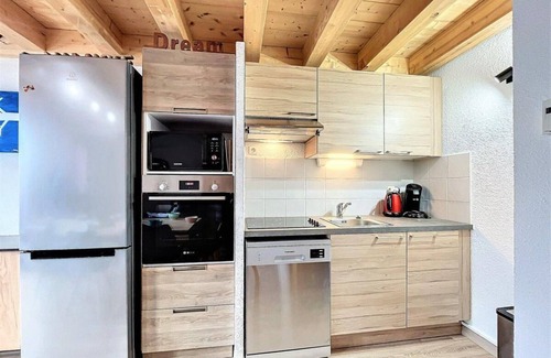 Villarembert Apartment | 100m from ski slopes, 5th floor, swimming pool, balcony, tv, ski locker, 65m², Le Corbier
