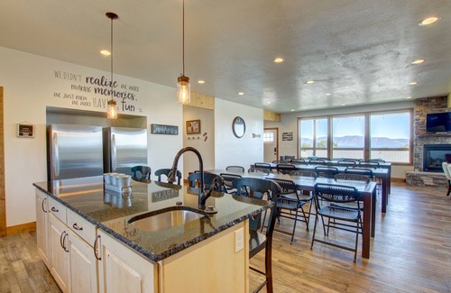 Garden City House | 10Bedroom 6 bath Lakeview Retreat with Year-Round Hot Tub & Unique Entertainment