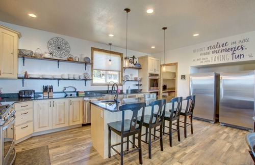Garden City House | 10Bedroom 6 bath Lakeview Retreat with Year-Round Hot Tub & Unique Entertainment