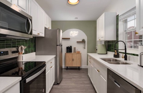 Northeast Orlando House | 10m to Dwtn + Jacuzzi, Pool Tbl, Ping Pong & BBQ!