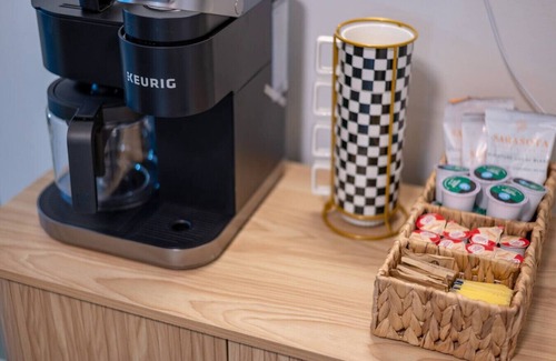 Northeast Orlando House | 10m to Dwtn + Jacuzzi, Pool Tbl, Ping Pong & BBQ!