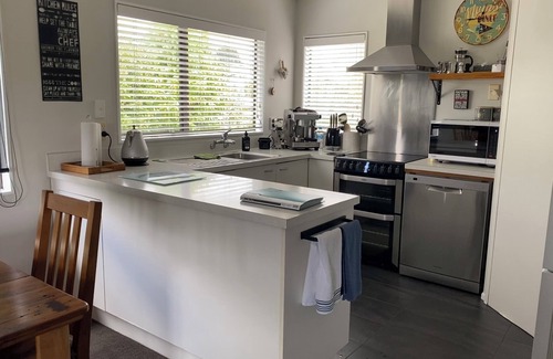 Taupo House | 10min walk to Taupō Central, view of Waikato River, large 3 bdrm fenced property
