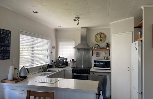 Taupo House | 10min walk to Taupō Central, view of Waikato River, large 3 bdrm fenced property