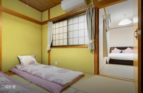 Sumiyoshi House | 10mins train to Namba, 4 mins walk to stn, 2 floors japanese style , 2-8 people
