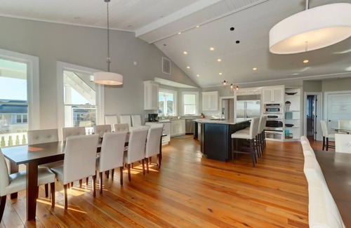 Charleston County House | 11 Bedroom, Pool, Hot Tub, Pool Table, Elevator, Putting Green - Sea Palace