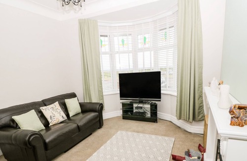 Seaton Sluice Apartment | 11 MARINE VIEW, family friendly, with a garden in Seaton Sluice