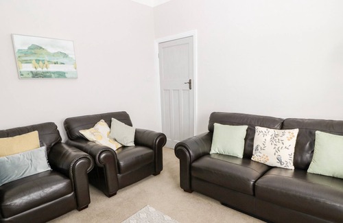 Seaton Sluice Apartment | 11 MARINE VIEW, family friendly, with a garden in Seaton Sluice