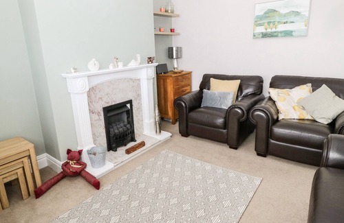 Seaton Sluice Apartment | 11 MARINE VIEW, family friendly, with a garden in Seaton Sluice