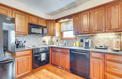 Worthington House | 11 Mi to Dtwn Columbus: Family Home w/Fire Pit!