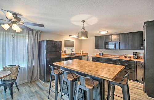 Royal House | 11 Mi to Lake Ouachita: Family Cabin w/Yard