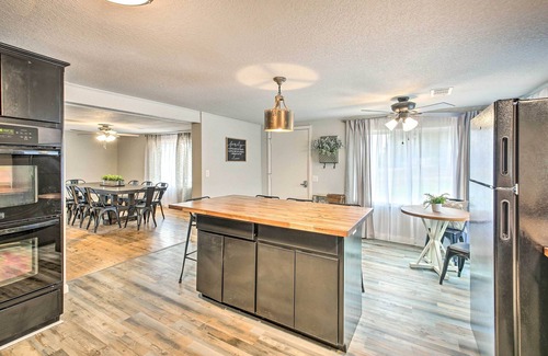 Royal House | 11 Mi to Lake Ouachita: Family Cabin w/Yard