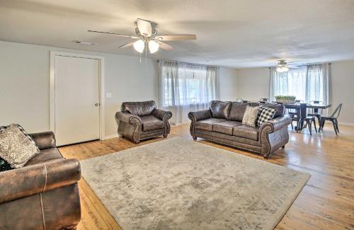 Royal House | 11 Mi to Lake Ouachita Family Cabin with Yard