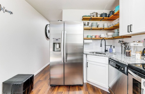 Marietta Apartment | 11 Mi to Marietta Square: Modern Apt w/Yard!