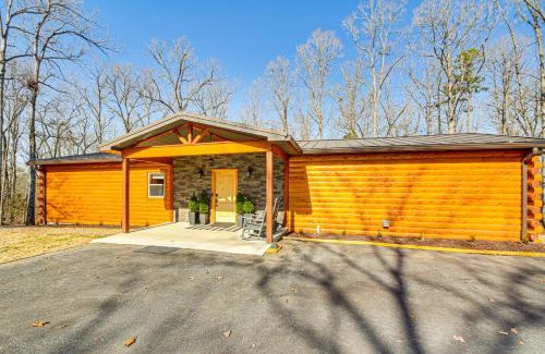 Royal House | 11 Mi to Marina on Lake Hamilton Cabin Getaway