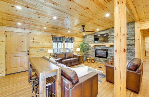 Royal House | 11 Mi to Marina on Lake Hamilton Cabin Getaway