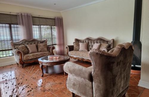Botha's Hill House | 11-on-RobRoy calming space with 3 bedrooms&pool