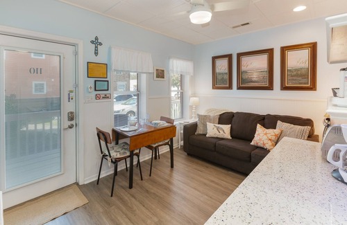 Isle of Palms Condo | #110 Picture Perfect Studio w Sleeper Sofa & Pool
