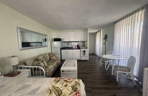 Waikiki Condo | 🌺 12 GUESTS 3 X ❤️AWESOME STUDIOS❤️ FREE PARKING 🏝️ 5MIN TO OCEAN 🏊‍♀️